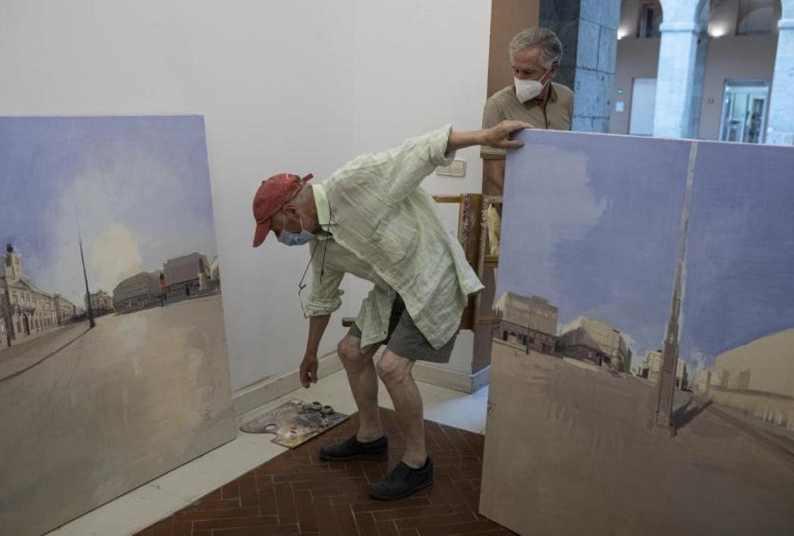 Toda la Puerta del Sol, en un díptico. En la sede de la Real Casa de Correos Antonio López guarda a diario los lienzos y los bártulos de trabajo. Hasta hace poco en este lugar el pintor expuso dos grandes cabezas: ‘Carmen despierta’ y ‘Carmen dormida’. Apoyados sobre una pared, los dos cuadros en los que, como si fuese un gran angular, está inmortalizando toda la Puerta del Sol: la mitad de la plaza en cada cuadro