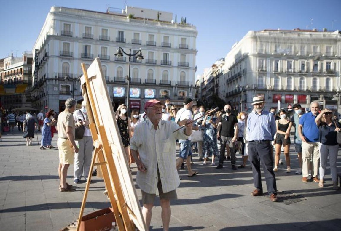 Una gran expectación. Durante toda la sesión, la numerosa gente que se acerca a verle pintar es muy respetuosa. Cuando termina, los fans de este viejo ‘rock star’ se acercan a él: atiende a unos compañeros de TV, un joven lleva enmarcada una reproducción de su célebre ‘Gran Vía’ para que se la firme en el reverso, se hacen fotos con él, le piden autógrafos, le dicen cuánto lo admiran... Y Antonio sonríe, un poco sobrepasado. Su timidez no le impide agradecer tantas muestras de cariño