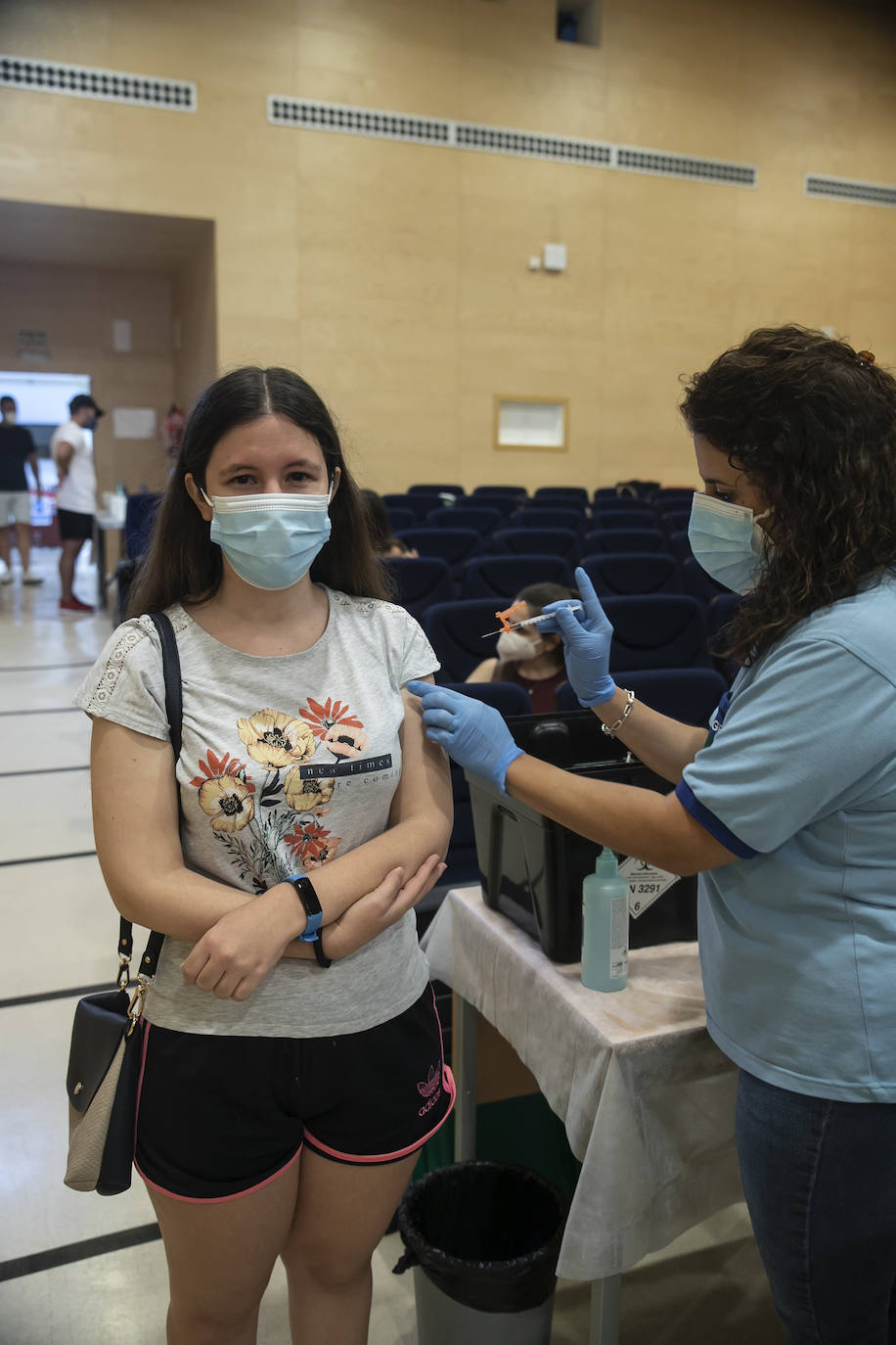 Arranca la vacunación Covid de los veinteañeros en Córdoba, en imágenes