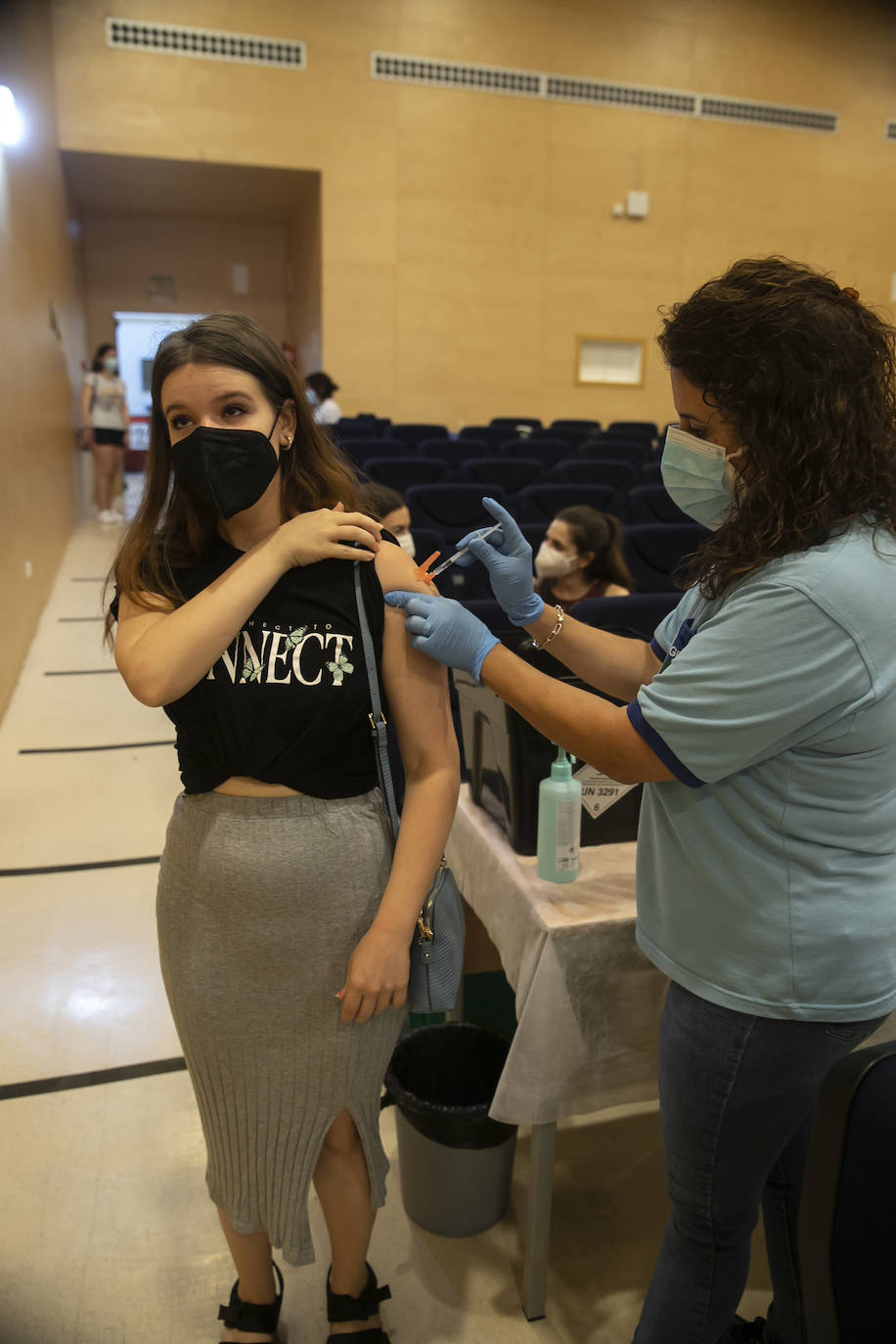 Arranca la vacunación Covid de los veinteañeros en Córdoba, en imágenes