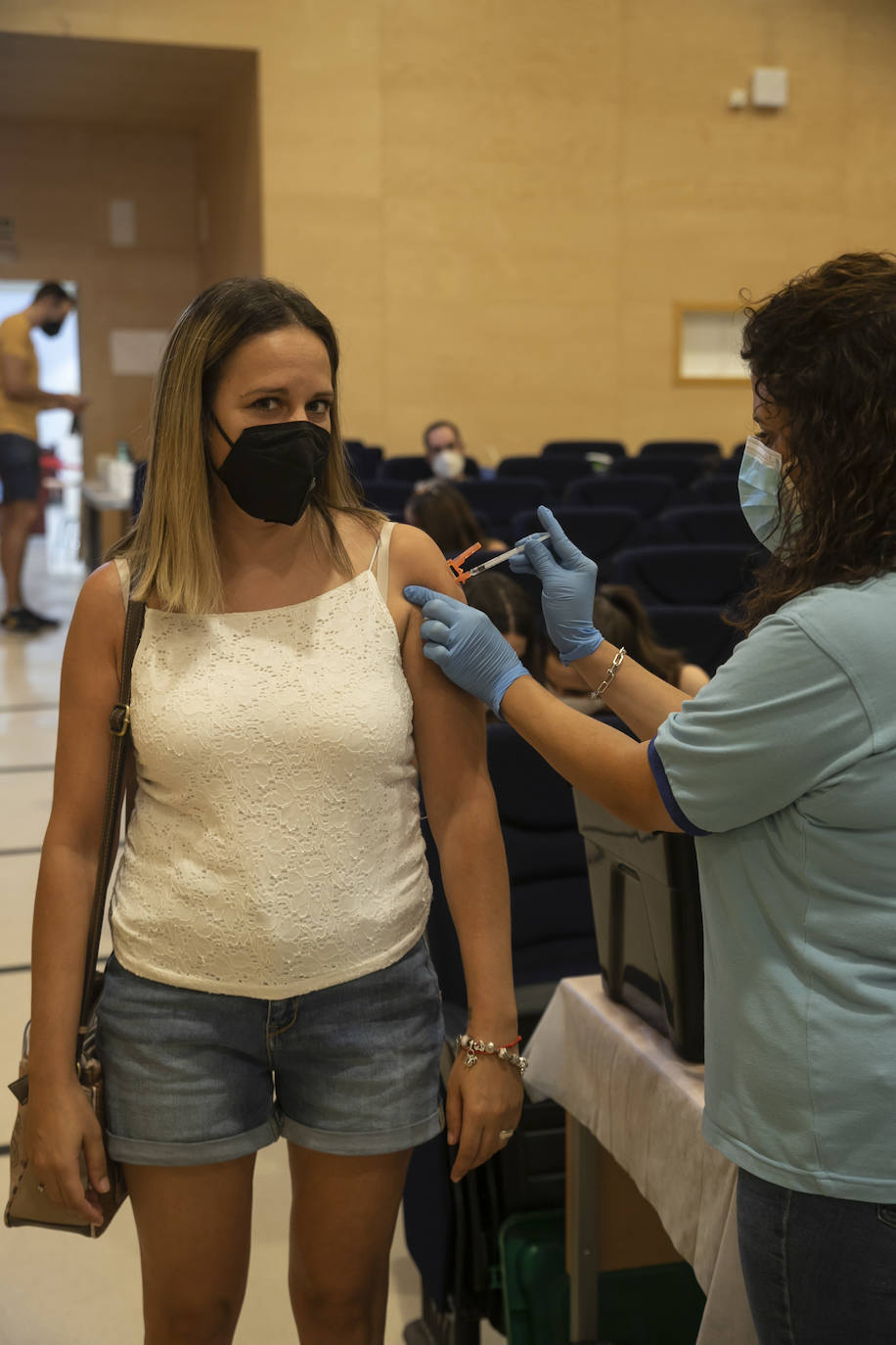 Arranca la vacunación Covid de los veinteañeros en Córdoba, en imágenes