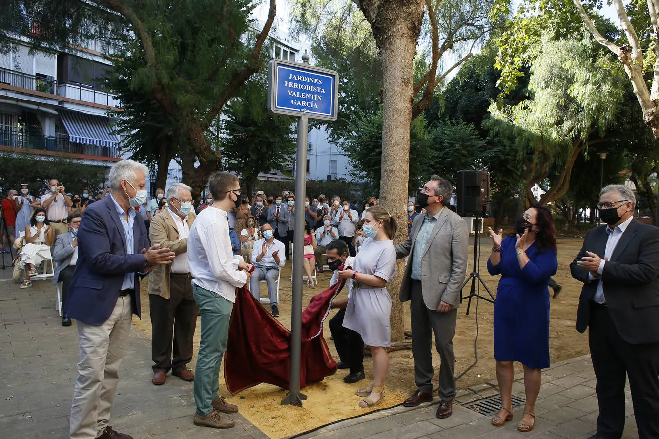 Con la nueva denominación de estos jardines que se encuentran entre la calle Termancia y Manuel Arellano se rinde homenaje al periodista nacido en Madird pero afincado en Sevilla desde hacía 27 años.
