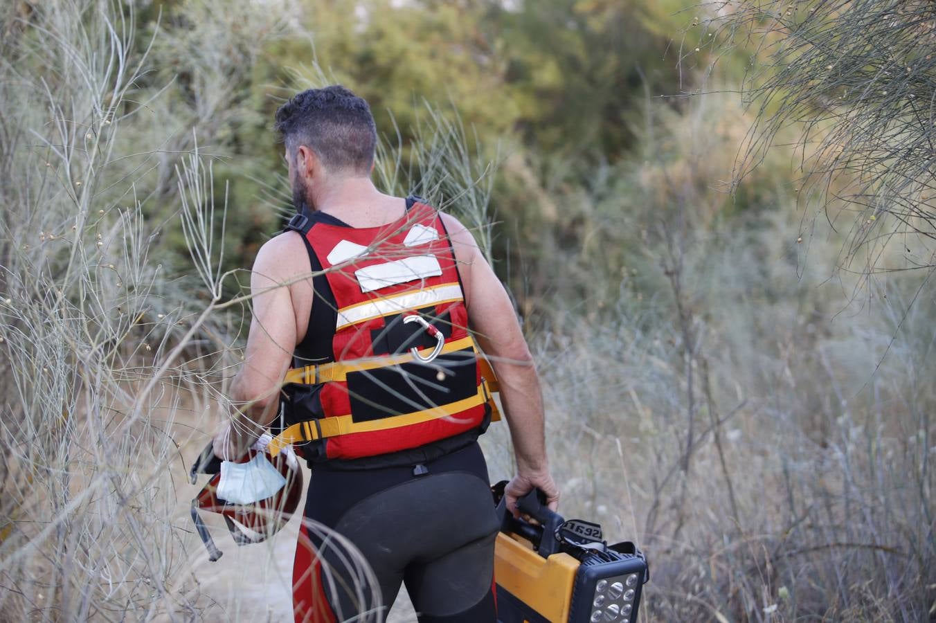 El dispositivo de búsqueda del joven desaparecido en el Lago Azul de Córdoba, en imágenes