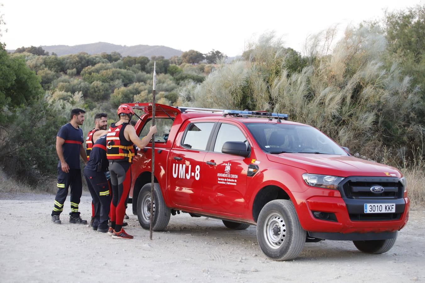 El dispositivo de búsqueda del joven desaparecido en el Lago Azul de Córdoba, en imágenes