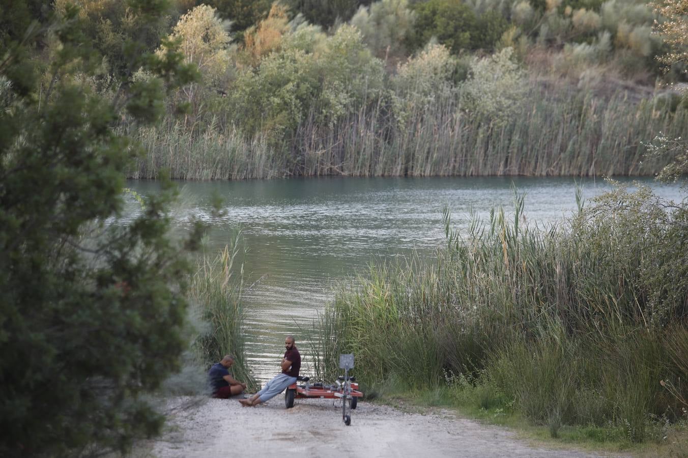 El dispositivo de búsqueda del joven desaparecido en el Lago Azul de Córdoba, en imágenes