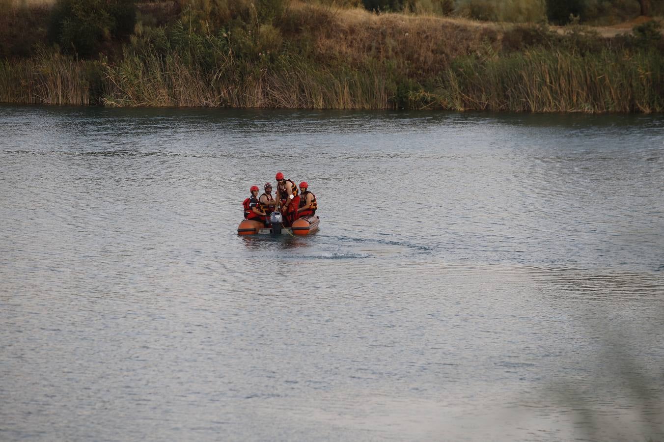 El dispositivo de búsqueda del joven desaparecido en el Lago Azul de Córdoba, en imágenes