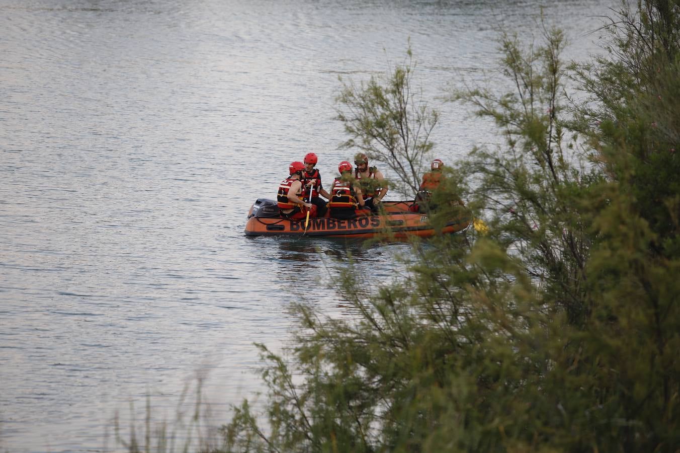 El dispositivo de búsqueda del joven desaparecido en el Lago Azul de Córdoba, en imágenes