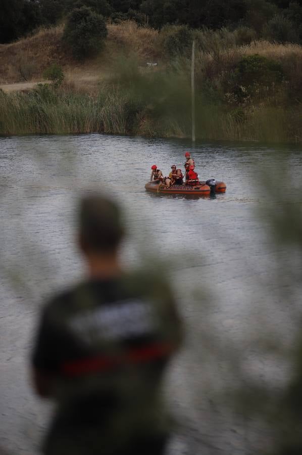 El dispositivo de búsqueda del joven desaparecido en el Lago Azul de Córdoba, en imágenes