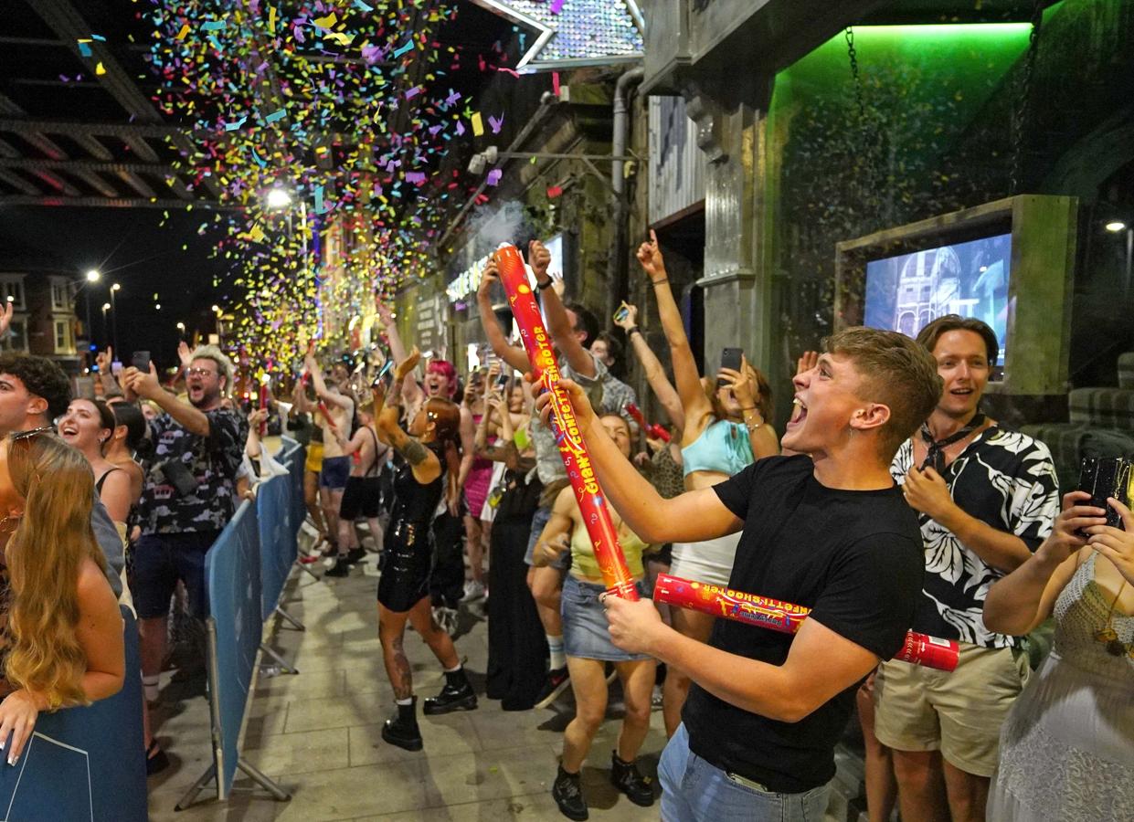 Las discotecas de Londres se llenaron para celebrar el 'Día de la Libertad' ('Freedom Day' en inglés). 