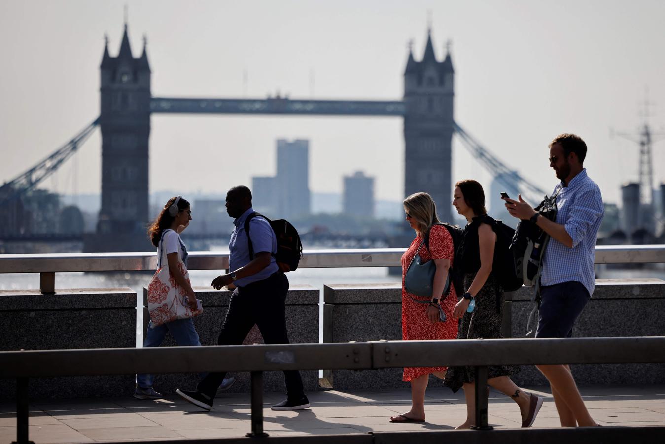 Trabajadores sin mascarillas cruzando el Puente de Londres. 