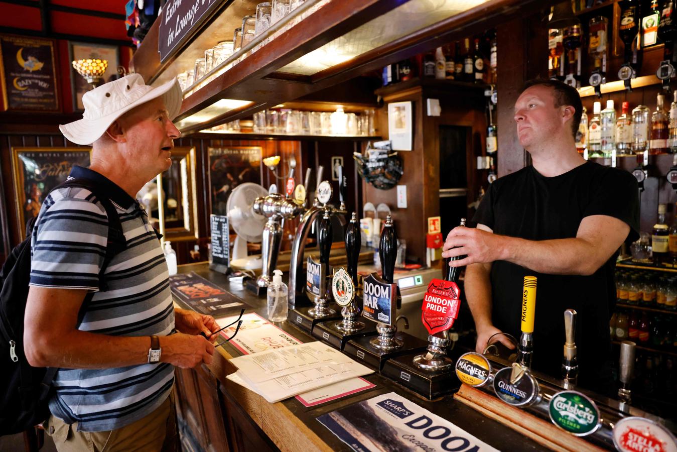 Los restaurantes y pubs también podrán reanudar el servicio en la barra. 
