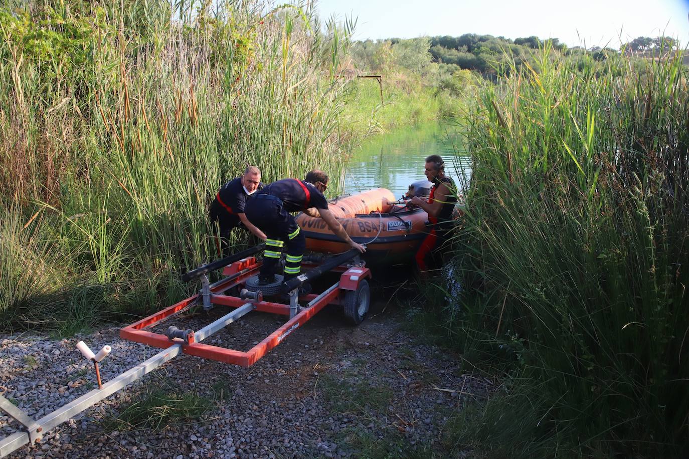 El dispositivo de búsqueda del joven desaparecido en el Lago Azul de Córdoba, en imágenes