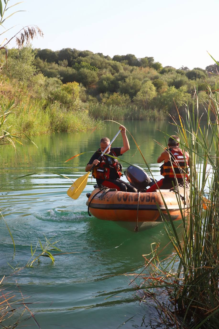 El dispositivo de búsqueda del joven desaparecido en el Lago Azul de Córdoba, en imágenes