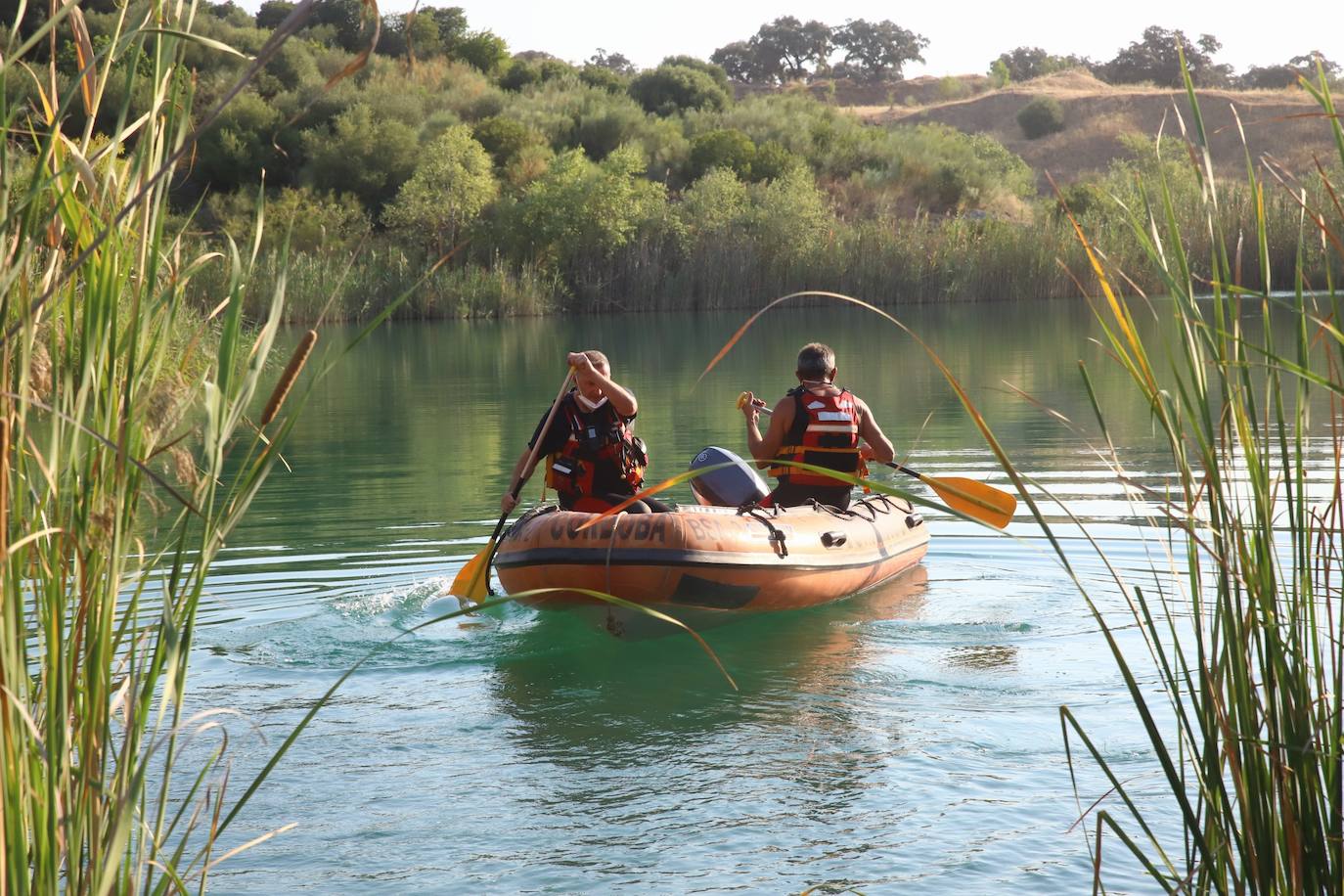 El dispositivo de búsqueda del joven desaparecido en el Lago Azul de Córdoba, en imágenes