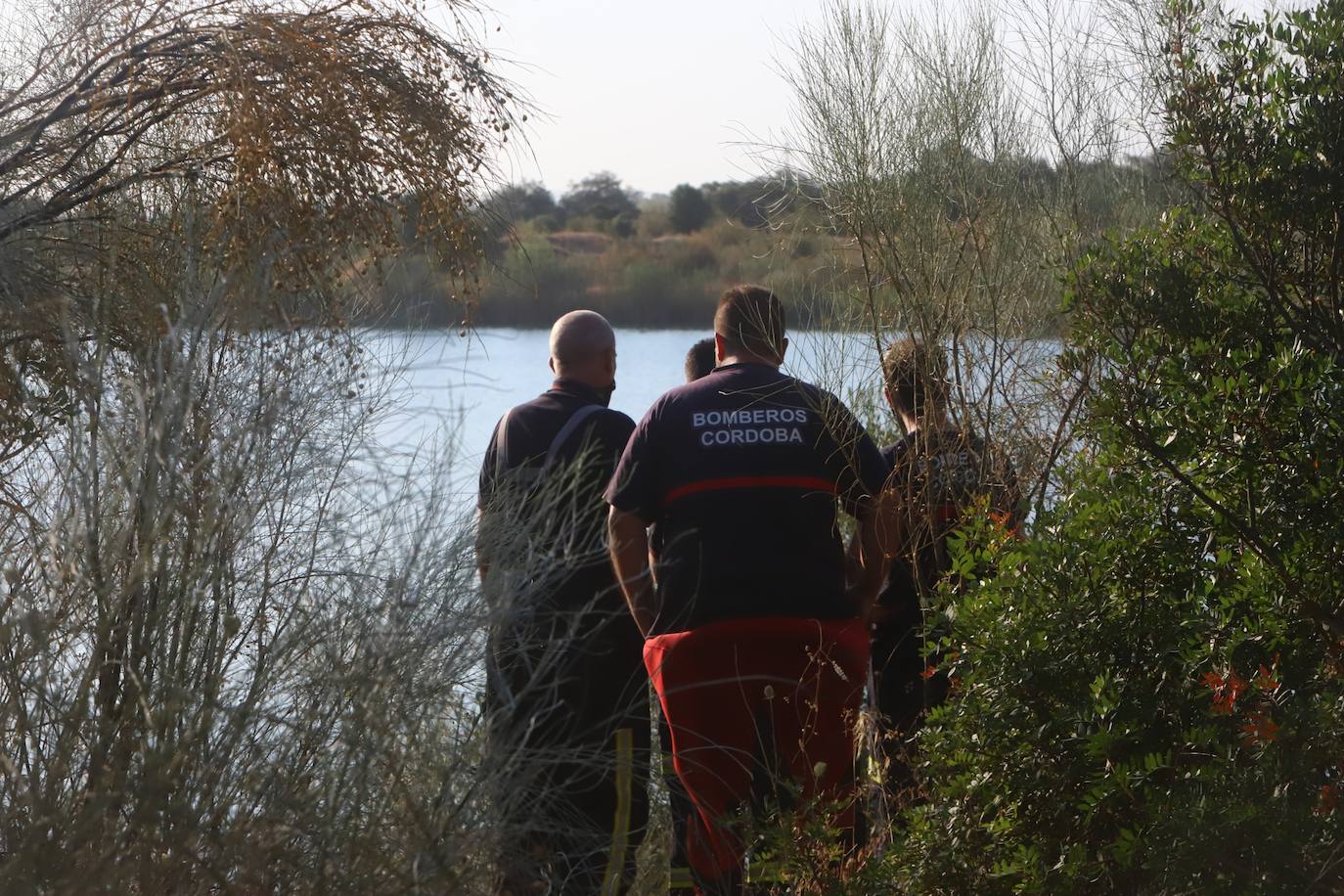 El dispositivo de búsqueda del joven desaparecido en el Lago Azul de Córdoba, en imágenes