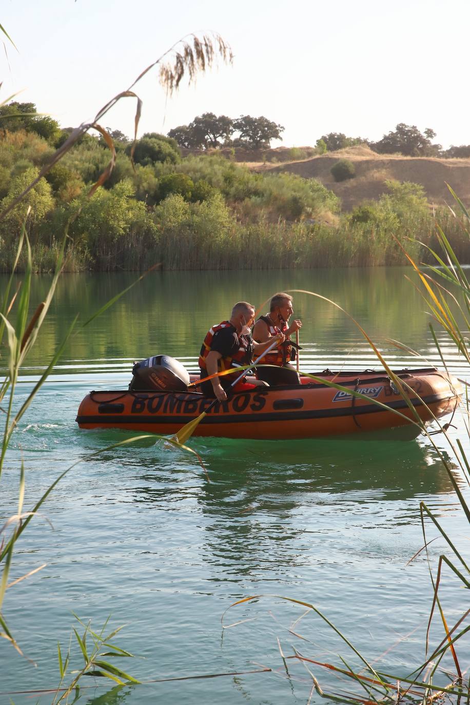 El dispositivo de búsqueda del joven desaparecido en el Lago Azul de Córdoba, en imágenes