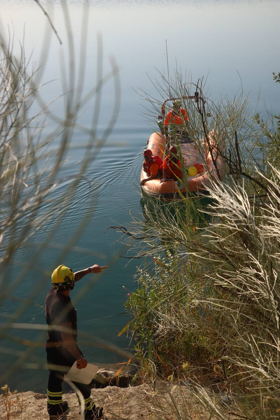 El dispositivo de búsqueda del joven desaparecido en el Lago Azul de Córdoba, en imágenes