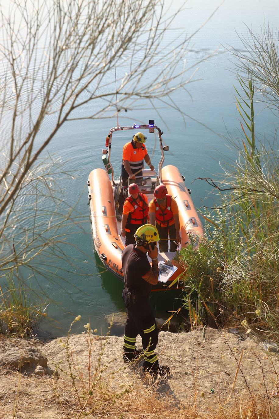 El dispositivo de búsqueda del joven desaparecido en el Lago Azul de Córdoba, en imágenes