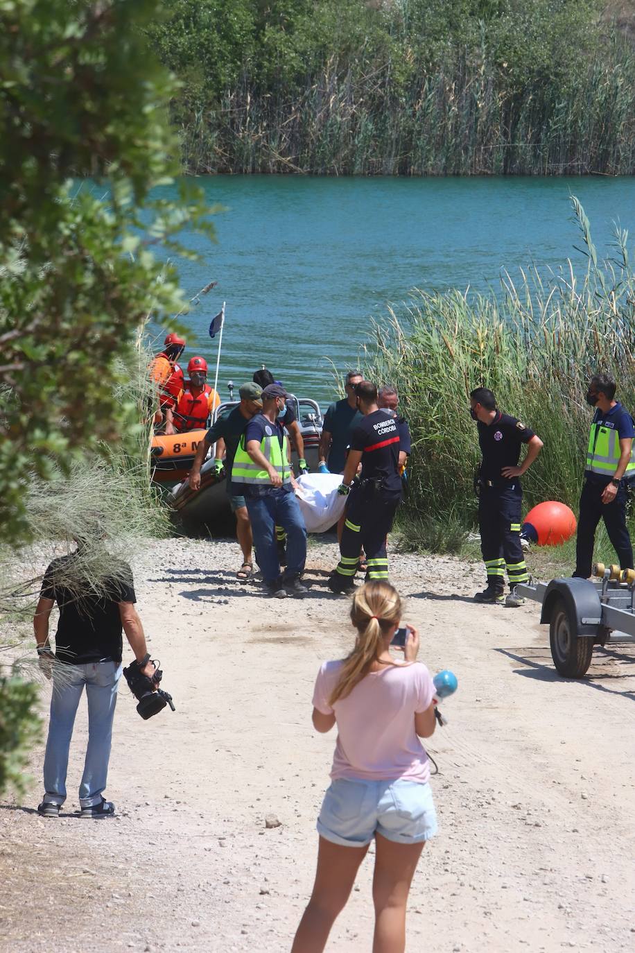 El hallazgo del cuerpo del joven desaparecido en el Lago Azul de Córdoba, en imágenes