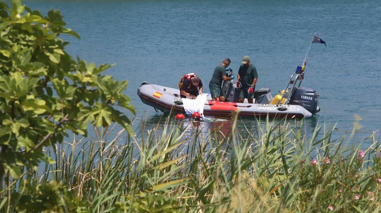 El hallazgo del cuerpo del joven desaparecido en el Lago Azul de Córdoba, en imágenes