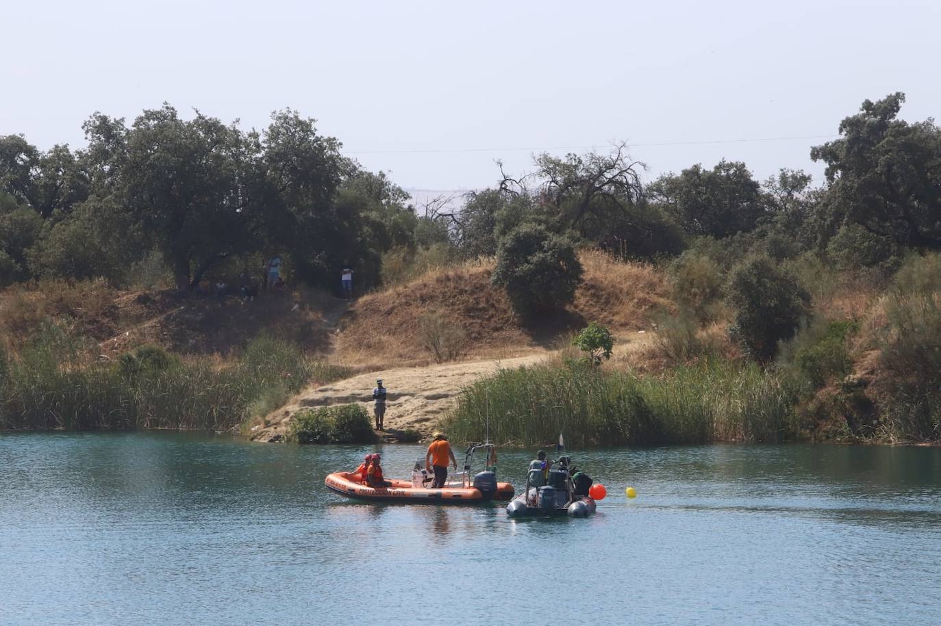 El dispositivo de búsqueda del joven desaparecido en el Lago Azul de Córdoba, en imágenes