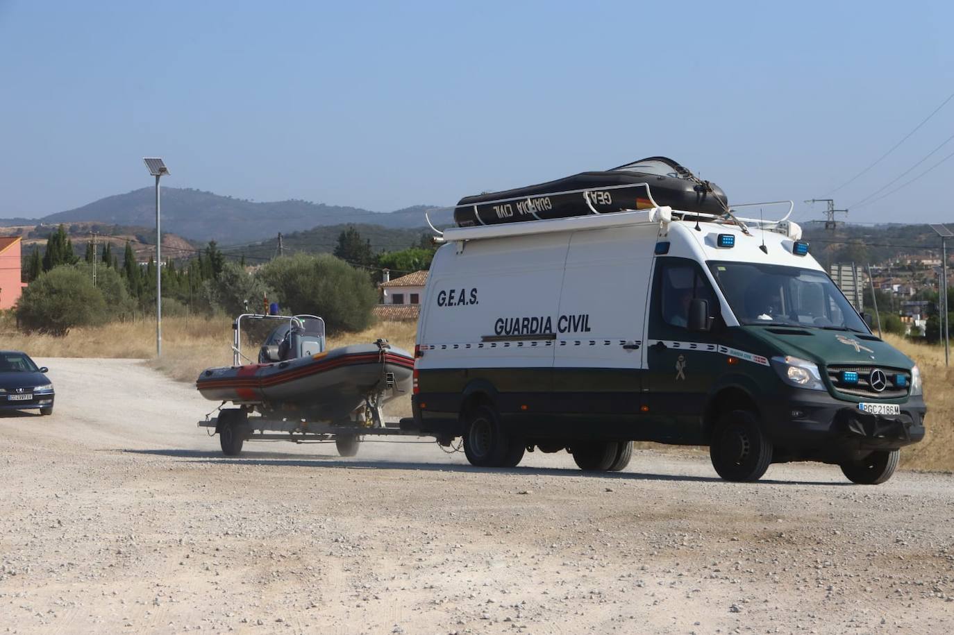 El dispositivo de búsqueda del joven desaparecido en el Lago Azul de Córdoba, en imágenes