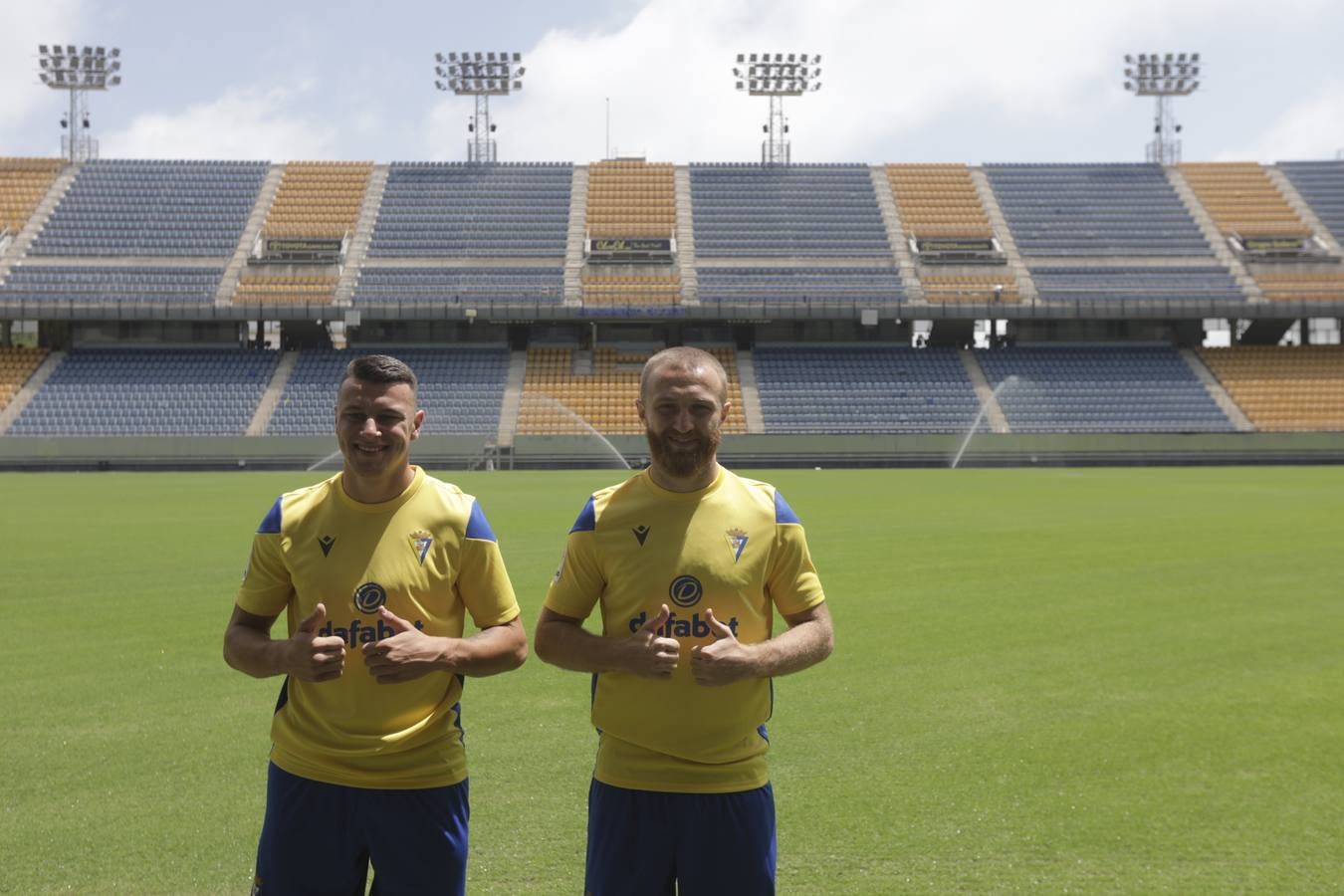 FOTOS Cádiz CF: Presentación de Haroyan y Osmajic, en imágenes