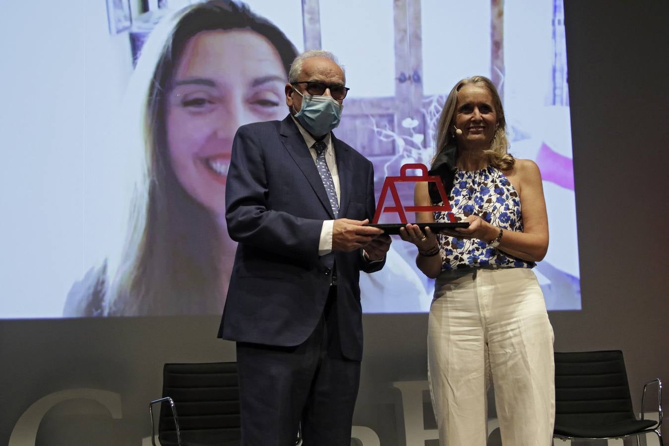 El acto de entrega de los premios Alumni de la US tuvo lugar este martes en el Caixaforum de Sevilla