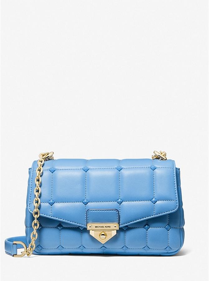 Michael Kors. Bolso de hombro grande de piel acolchada en color azul, modelo Soho (precio: 255€/ antes 425€)