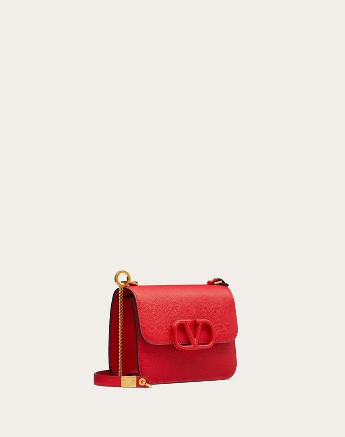 Valentino. Bolso de hombro pequeño en piel de becerro granulada en color rojo, modelo Vsling (precio: 1.074€/ antes: 1.790€)