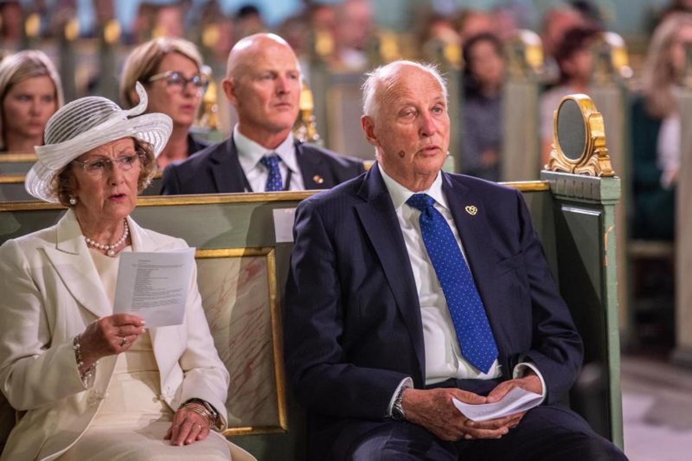 El Rey Harald y la Reina Sonja en la Catedral de Oslo durante la ceremonia en conmemoración a las víctimas. 