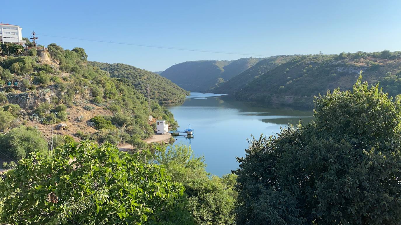 La primera ruta turística del barco solar de Hornachuelos por el Bembézar, en imágenes