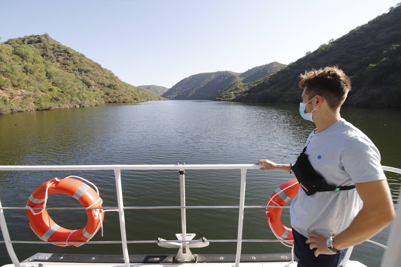 La primera ruta turística del barco solar de Hornachuelos por el Bembézar, en imágenes