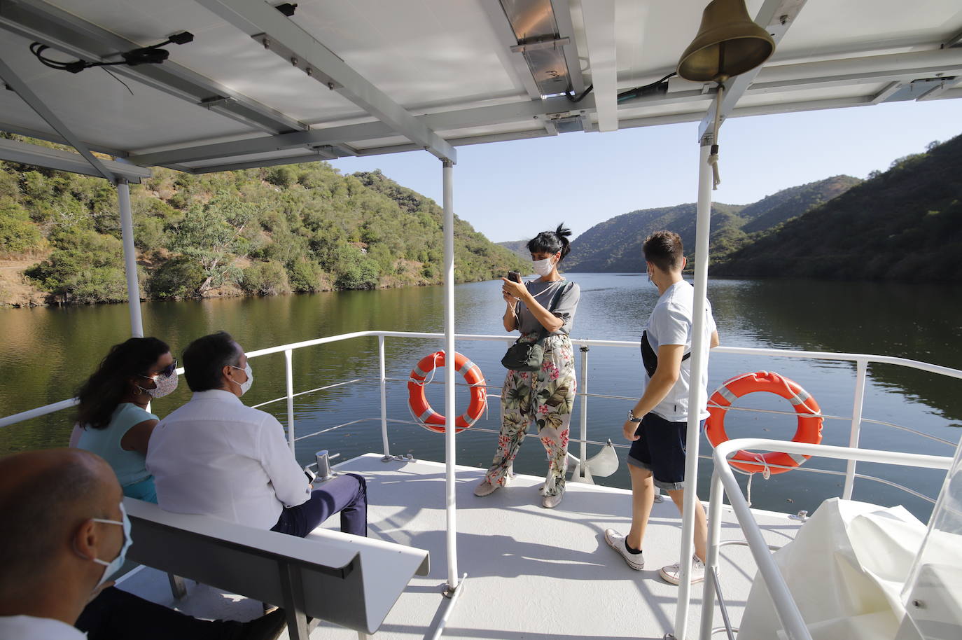 La primera ruta turística del barco solar de Hornachuelos por el Bembézar, en imágenes