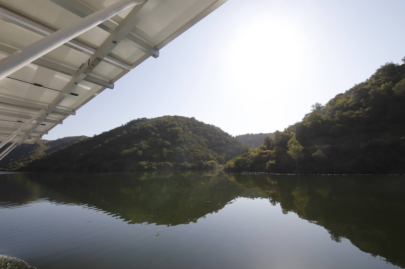 La primera ruta turística del barco solar de Hornachuelos por el Bembézar, en imágenes