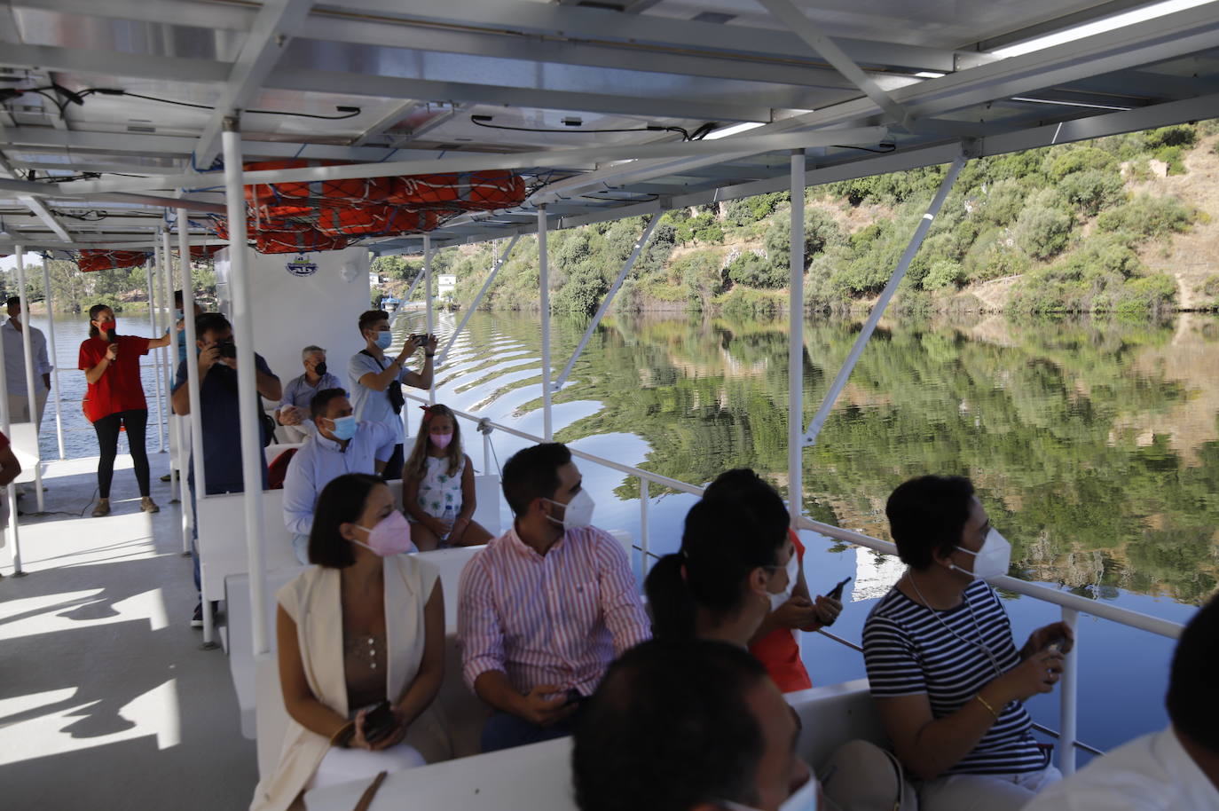 La primera ruta turística del barco solar de Hornachuelos por el Bembézar, en imágenes