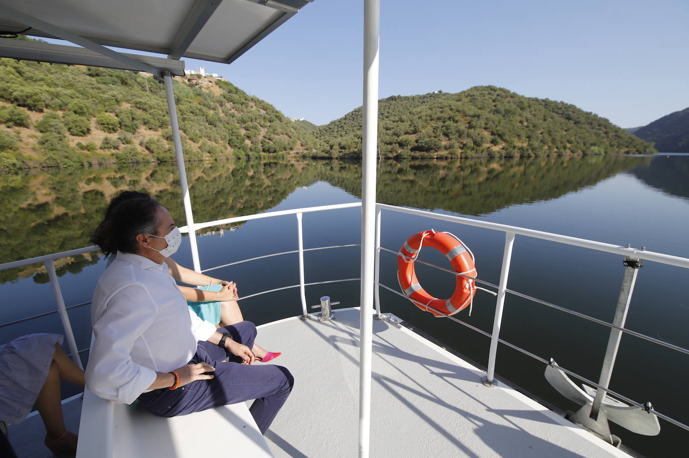 La primera ruta turística del barco solar de Hornachuelos por el Bembézar, en imágenes