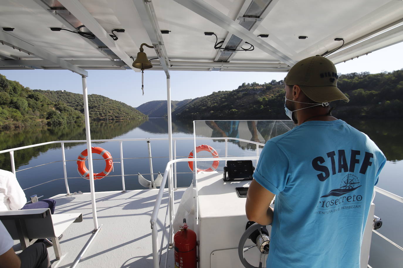 La primera ruta turística del barco solar de Hornachuelos por el Bembézar, en imágenes