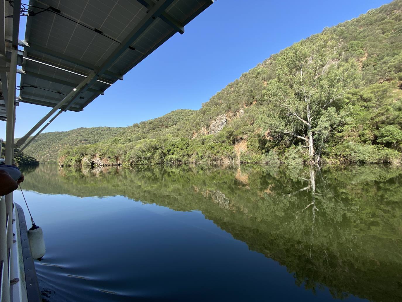 La primera ruta turística del barco solar de Hornachuelos por el Bembézar, en imágenes