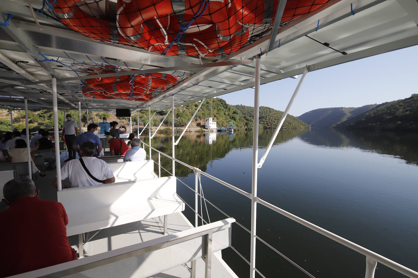 La primera ruta turística del barco solar de Hornachuelos por el Bembézar, en imágenes