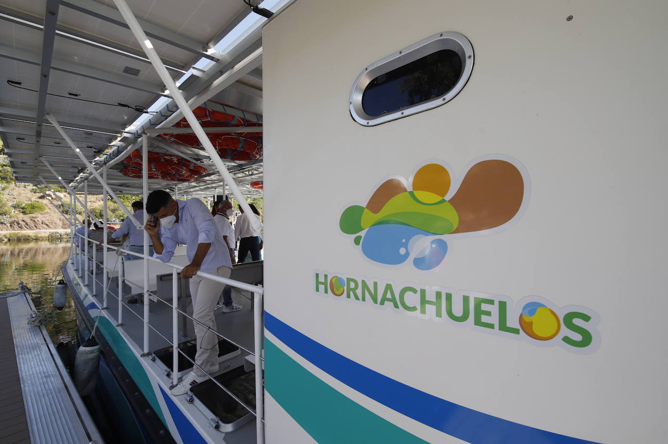 La primera ruta turística del barco solar de Hornachuelos por el Bembézar, en imágenes