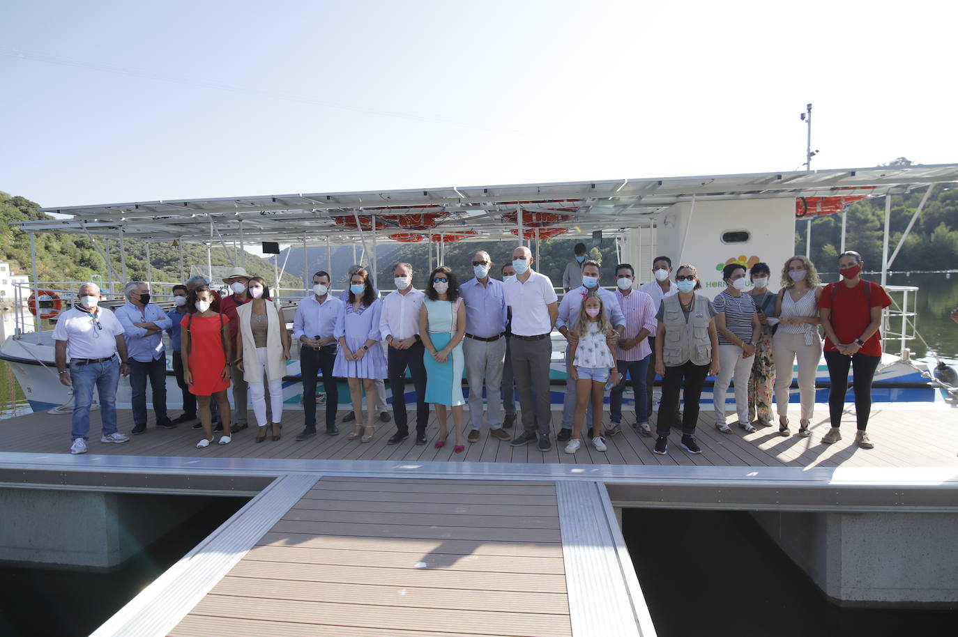 La primera ruta turística del barco solar de Hornachuelos por el Bembézar, en imágenes