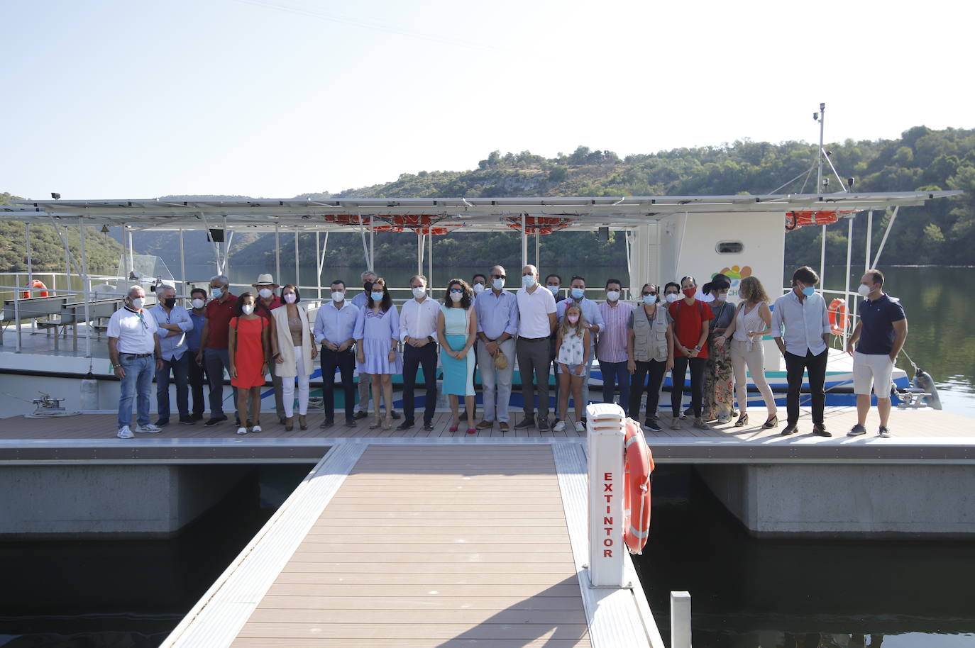 La primera ruta turística del barco solar de Hornachuelos por el Bembézar, en imágenes