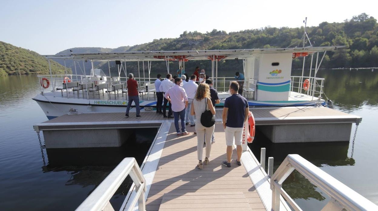 La primera ruta turística del barco solar de Hornachuelos por el Bembézar, en imágenes