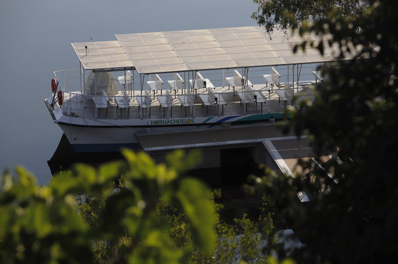 La primera ruta turística del barco solar de Hornachuelos por el Bembézar, en imágenes