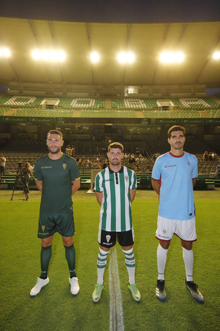 La presentación de las camisetas del Córdoba CF para la temporada 2021-2022, en imágenes