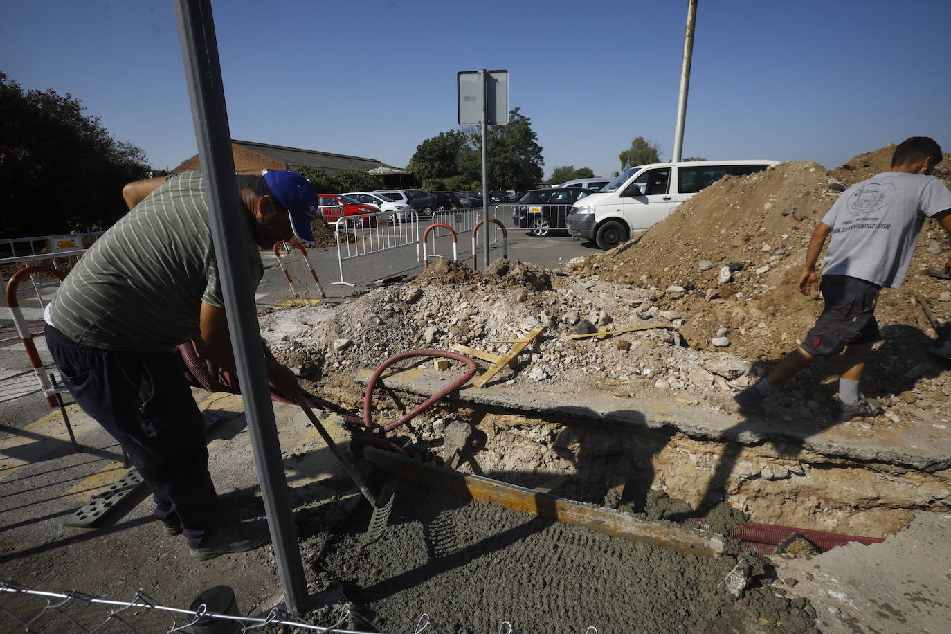 Las obras del aparcamiento del Hospital Reina Sofía de Córdoba, en imágenes