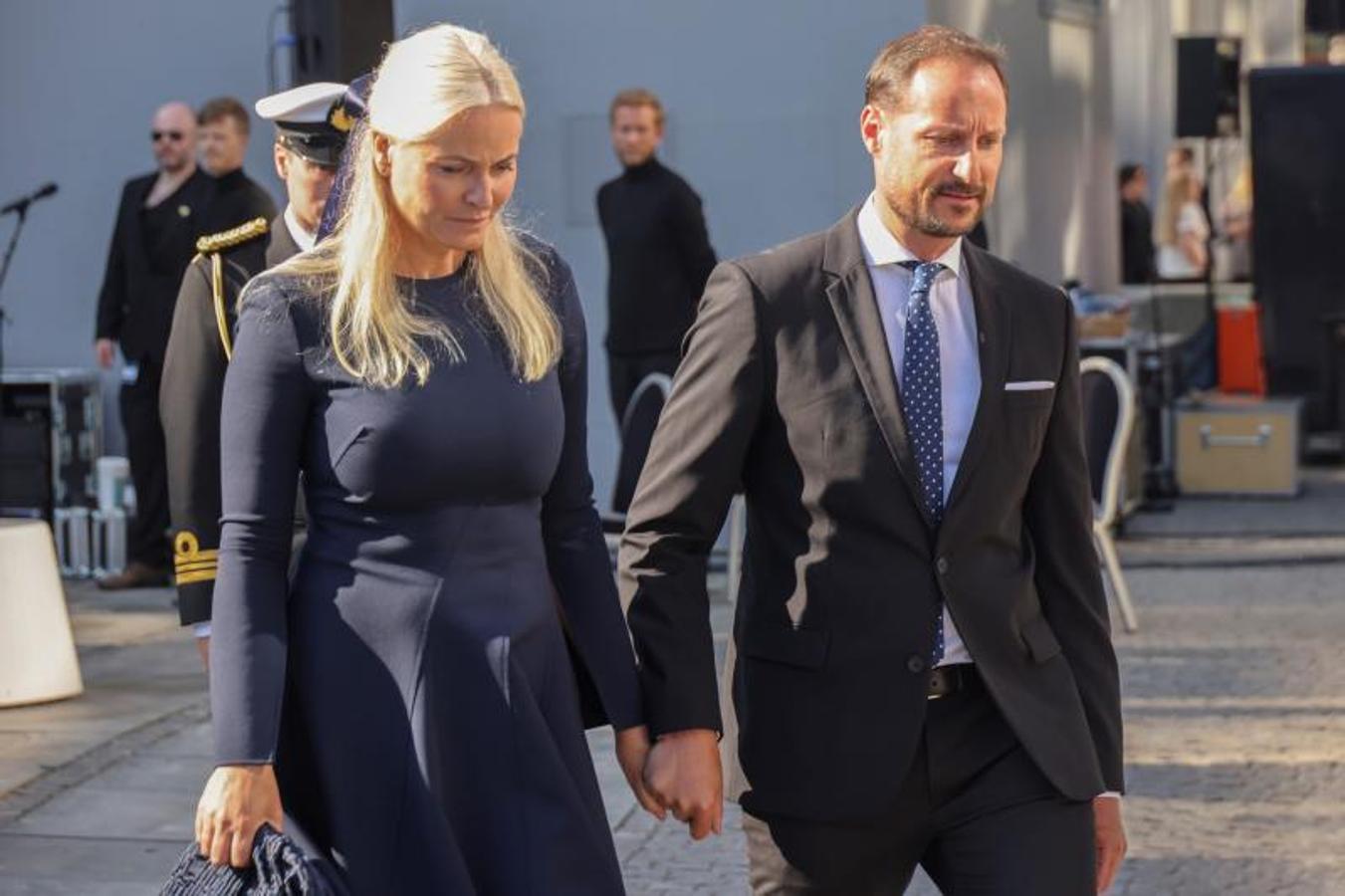 El príncipe heredero Haakon Magnus y la princesa heredera Mette-Marit llegan al acto de conmemoración de las 77 personas que murieron en el Complejo de Oficinas del Gobierno en Oslo y en la isla de Utoya. 