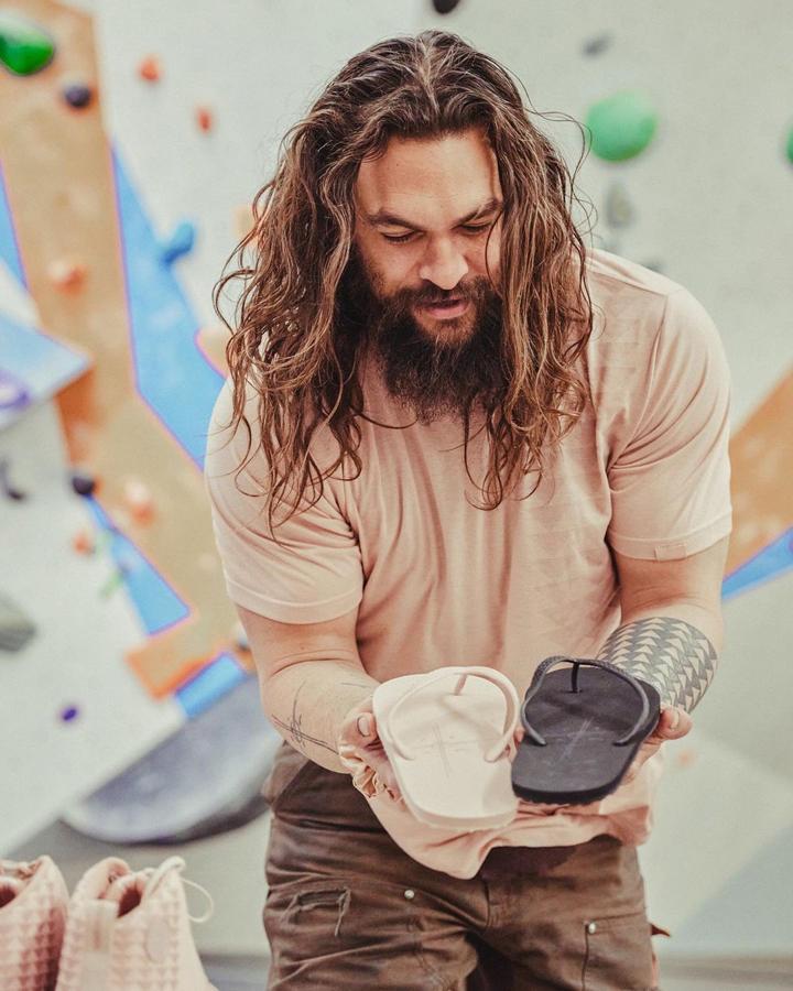 Jason Mamoa. S lo tuyo es la melena, entonces Jason Mamoa no tiene rival ni cuando la lleva suelta ni cuando se la recoge con un moño alto. Ni siquiera Chris Hemsworth y la larga melena rubia que ha lucido últimamente pueden con la melenaza ondulada de inspiración surfera de ‘Aquaman’, que también parece un superhombre fuera de la gran pantalla.