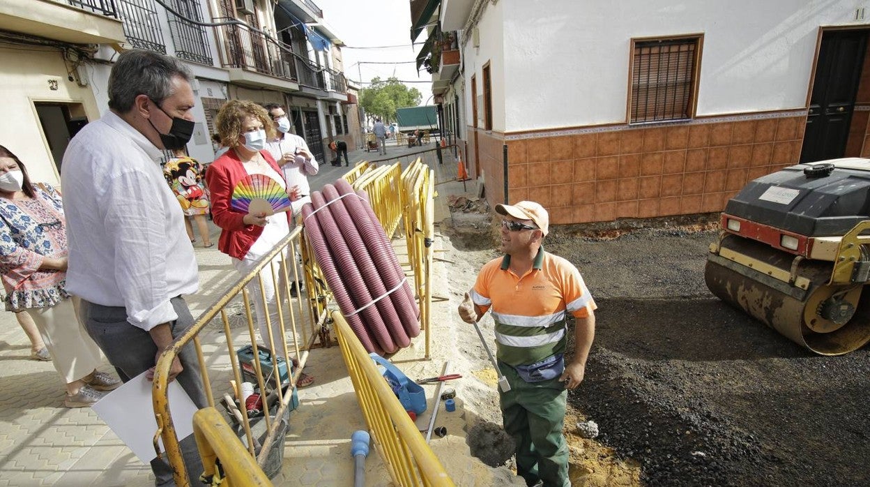 El alcalde de Sevilla visita las obras de Torreblanca